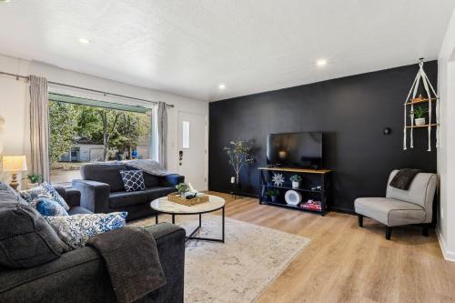 een woonkamer met een bank en een tv bij 2BR with Private Hot Tub in Parma Heights