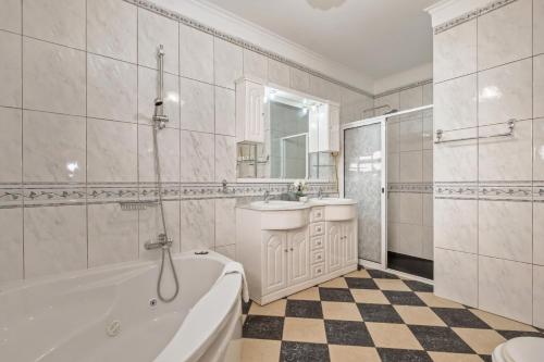 Koupelna v ubytování Ocean Hill View By Zest&Guest