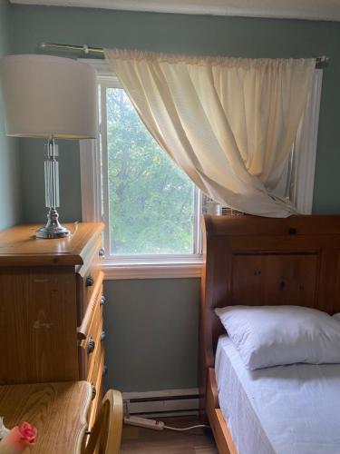 un dormitorio con una cama y una ventana en Comfy Private Room, en Brampton