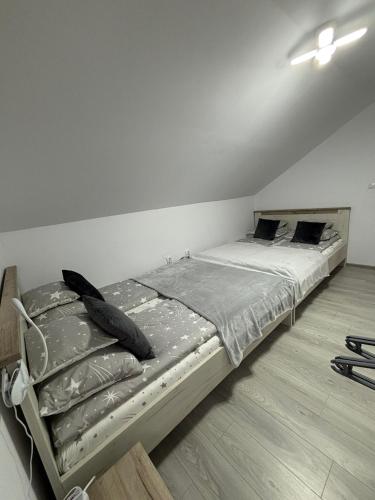 a bedroom with a large bed in a room at Copacabana Sinteu in Şinteu