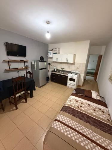 a small kitchen with two beds in a room at Vial samay in La Rioja