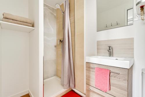 un baño con lavabo y ducha en Studio avec mezzanine - Wifi - Proche Paris (R8), en Montreuil