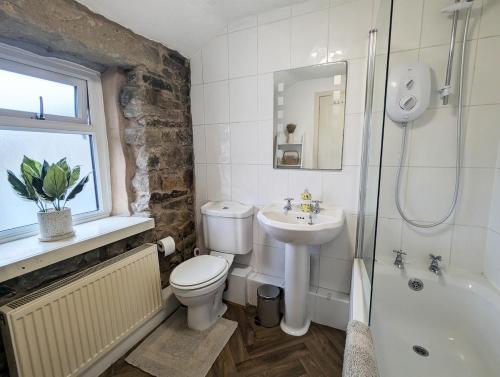 ein Badezimmer mit Toilette, Waschbecken und Dusche in der Unterkunft Beautiful Waterfall Cottage with Countryside Walks in Barnoldswick
