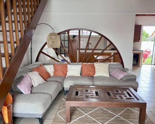 a living room with a couch and a coffee table at Le Mohana - L'évasion tropicale de l'Est in Saint-André