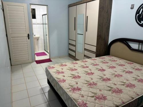 Katil atau katil-katil dalam bilik di Ótimo apartamento em Salinas, próximo a praia