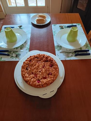 una mesa con un pastel en un plato en una mesa en Il Sentiero beb, en Verona