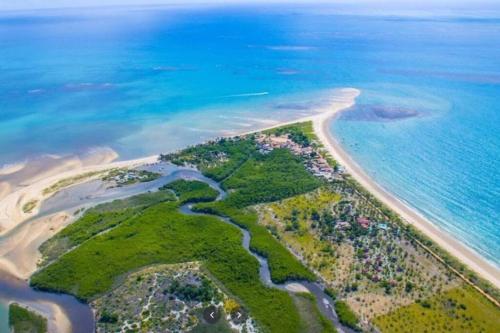 Luftaufnahme eines Strandes und des Meeres in der Unterkunft Casas Araras de Corumbau, Piscina, a 5 Min da Praia in Corumbau