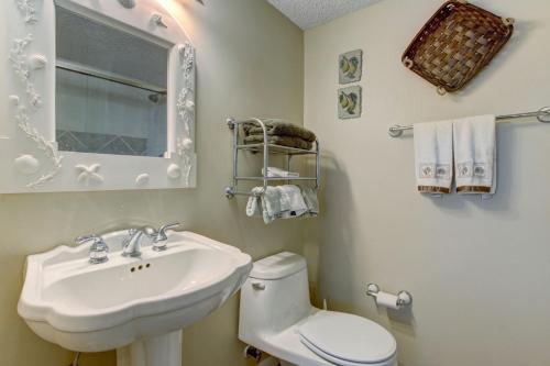 FranklintownにあるEnjoy breathtaking views of the Atlantic Ocean in this three bedroom three bath villaの洗面台、トイレ、鏡のあるバスルーム