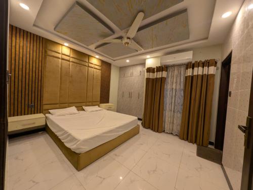 a bedroom with a bed and a ceiling fan at Dream house 