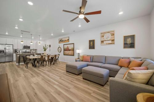 ein Wohnzimmer mit Couch und ein Esszimmer in der Unterkunft The Grand Retreat - 18 Guests in Harrisburg Junction