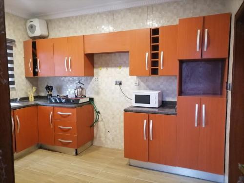 Kuchyň nebo kuchyňský kout v ubytování Cozy 3-Bedroom Duplex in Lekki