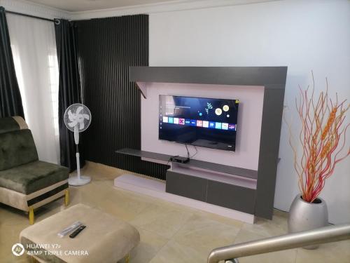 TV a/nebo společenská místnost v ubytování Cozy 3-Bedroom Duplex in Lekki