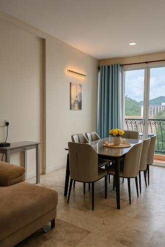 Langkawi IslandsにあるRoamia Retreat - Seaview 111 - 3 BHK Seafacing apartmentのテーブルと椅子のあるダイニングルーム