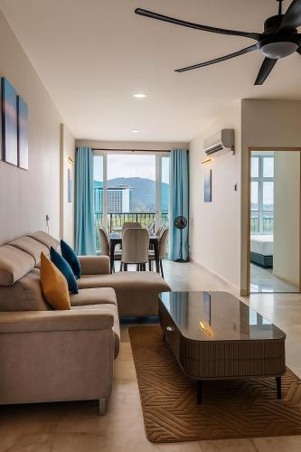 Langkawi IslandsにあるRoamia Retreat - Seaview 111 - 3 BHK Seafacing apartmentのソファとテーブルのあるリビングルーム