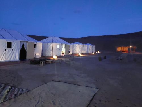 マハミドにあるDar Ahmedの夜の砂漠に並ぶテント群