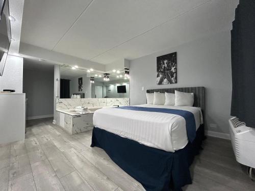 Ένα ή περισσότερα κρεβάτια σε δωμάτιο στο Capital O Rainbow Motel Chicago
