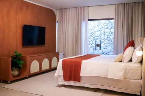 a bedroom with a large bed and a window at Farms Hotel in Coribe
