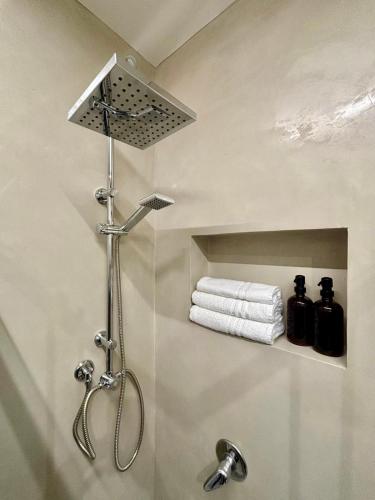 Santa Croce di MaglianoにあるVia Fico 20 - Holiday Homeのバスルーム(シャワー、タオル付)
