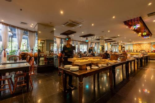 um restaurante com uma mesa longa com comida em Hotel Transamerica Berrini em São Paulo
