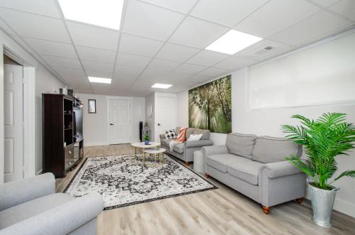 ein Wohnzimmer mit zwei Sofas und einem Tisch in der Unterkunft Cozy Adventure Basement - Sleeps 5 in Buford