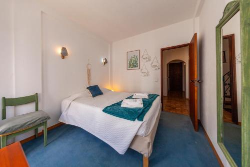 Postel nebo postele na pokoji v ubytování Central Hillstop Townhouse