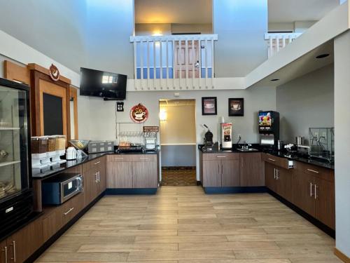 una grande cucina con armadi in legno e una scala di AmericInn by Wyndham Rice Lake a Rice Lake