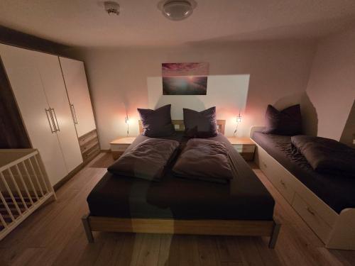 a bedroom with two beds with pillows on it at FERIENWOHNUNG 52m2 APARTMENT in ZITTAUER STADTZENTRUM INNENSTADT INNENRING TOP LAGE - WOHNEN AUF ZEIT IN ZITTAU - 2 RAUM WOHNUNG EINKAUFSSTRASSE in Zittau