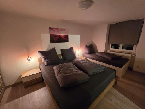 a bedroom with a bed and a couch at FERIENWOHNUNG 52m2 APARTMENT in ZITTAUER STADTZENTRUM INNENSTADT INNENRING TOP LAGE - WOHNEN AUF ZEIT IN ZITTAU - 2 RAUM WOHNUNG EINKAUFSSTRASSE in Zittau