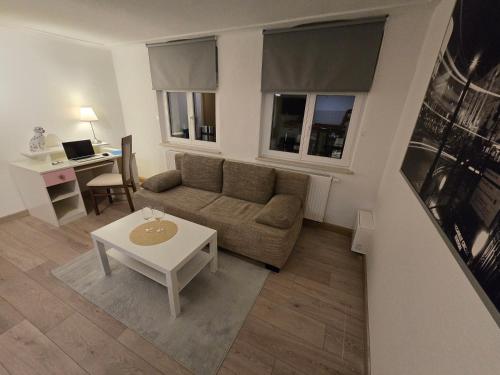 a living room with a couch and a table at FERIENWOHNUNG 52m2 APARTMENT in ZITTAUER STADTZENTRUM INNENSTADT INNENRING TOP LAGE - WOHNEN AUF ZEIT IN ZITTAU - 2 RAUM WOHNUNG EINKAUFSSTRASSE in Zittau