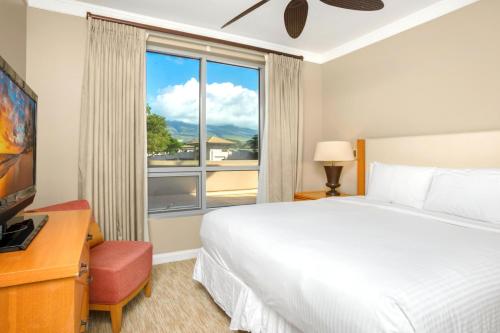 une chambre avec un lit et une grande fenêtre dans l'établissement Honua Kai 3 Free Rental Cars KBM Resorts X X L Lanai 3 Units 5 Bedrooms HK ML-1113, à Kaanapali Airport