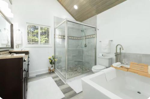 Un baño con ducha de cristal y un inodoro. en Encanto del sur, en Charleston