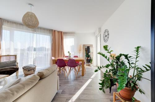トゥールにあるAppartement Cocooningのソファとテーブルのあるリビングルーム