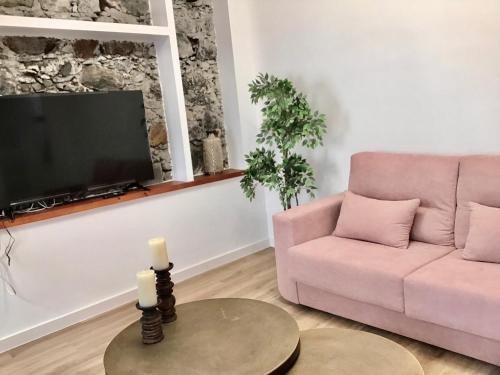un soggiorno con un divano rosa e un tavolo di Casa Garnier a Santa Cruz de la Palma