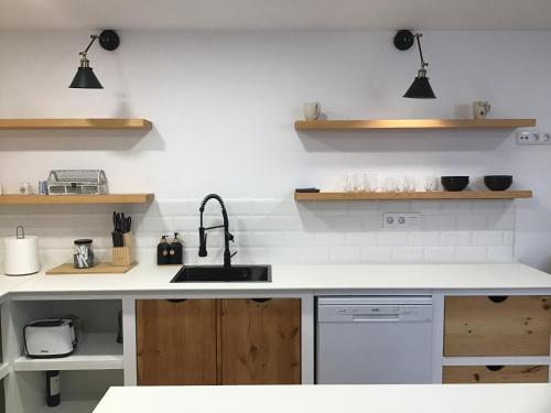 una cocina con fregadero y encimera en Casa Garnier, en Santa Cruz de la Palma
