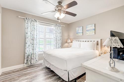 En eller flere senge i et værelse på Seascape Villa Condos A8