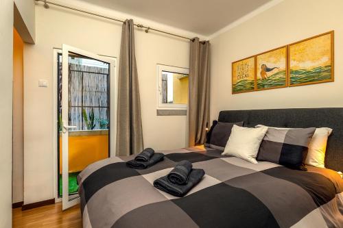 Un dormitorio con una cama con dos toallas encima. en Cascais By the Ocean, en Cascais
