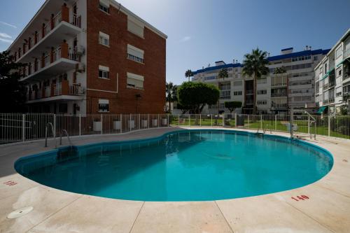 ein großes Schwimmbad vor einem Gebäude in der Unterkunft Sun Beach Delfín Verde Apartamento E11 in Benalmádena