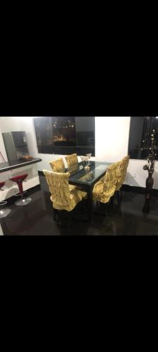 ein Esszimmer mit Glastisch und Stühlen in der Unterkunft Departamento amoblado in Huaraz