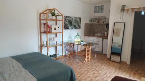 una camera da letto con un letto, un tavolo e una cucina di Retales a Cartagena