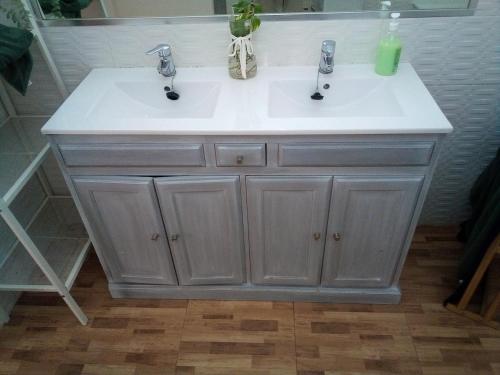 un bagno con un lavandino bianco e uno specchio di Retales a Cartagena