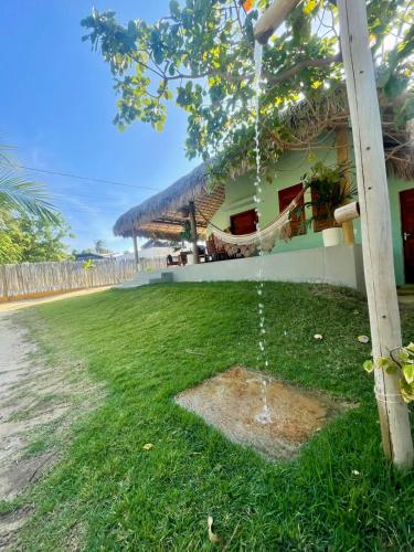 fontanna wodna na podwórku domu w obiekcie Casa da Lagoa - Pousada Icaraí Kite Village w mieście Amontada