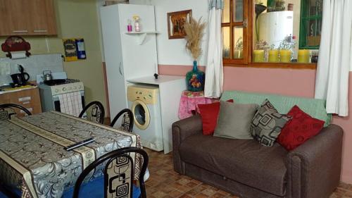 una sala de estar con un sofá y una mesa en Vicos, en Esquel