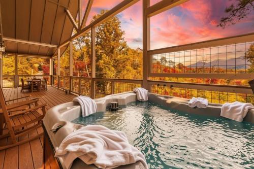 Бассейн в New Luxury Lodge - Gatlinburg - Mountain View! или поблизости