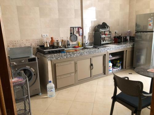 Η κουζίνα ή μικρή κουζίνα στο Appartement élégant près de la mer, avec superbe vue sur les montagnes