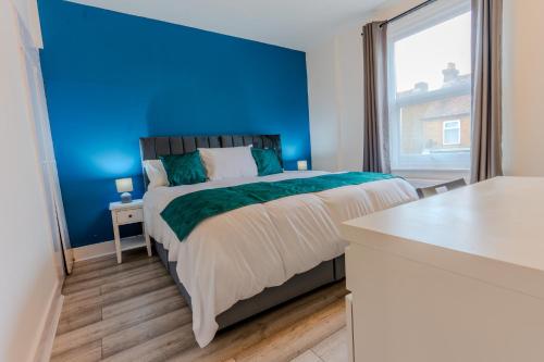 レインハムにある3 Bed Apartment with Adjoining 3rd Bedroom -Contractor and Long Stays Pool Tableのギャラリーの写真
