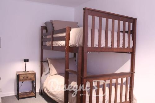 a room with two bunk beds and a table at Disegni 16 - Departamento Céntrico Copiapó 2 habitaciones, 6 personas in Copiapó