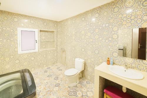 un baño con inodoro y lavabo en Jada Surf House, en Taghazout