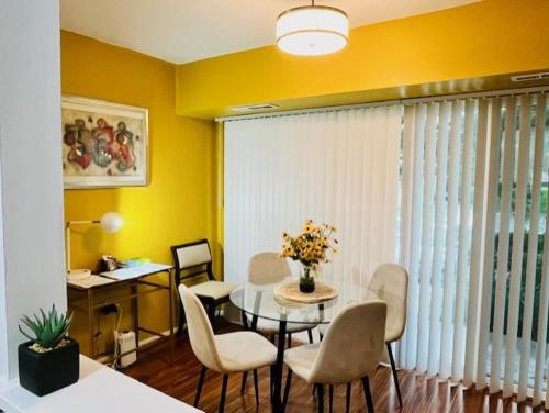 Et opholdsområde på Charming & Comfortable 3Bed 2Bath Aspen Hill Apt