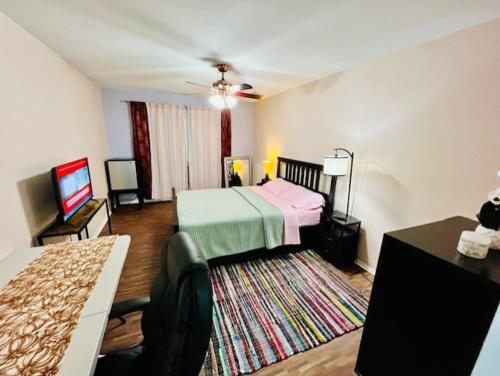 En eller flere senge i et værelse på Charming & Comfortable 3Bed 2Bath Aspen Hill Apt