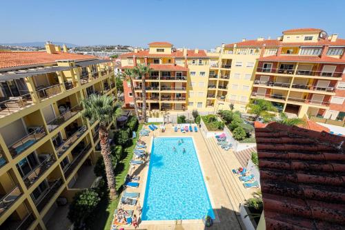 an overhead view of a swimming pool in a resort at Patio do Convento Apartments in Lagos